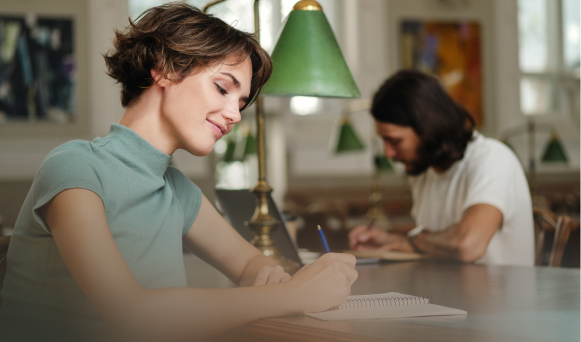 Estudiante tomando notas
